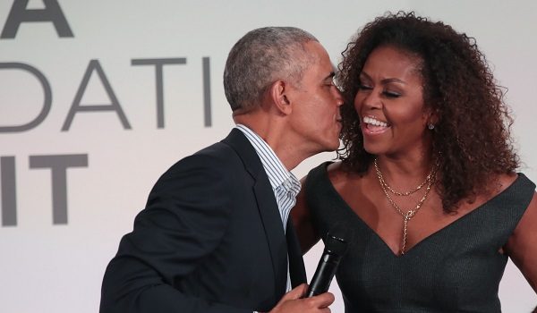 Obama kisses Michelle