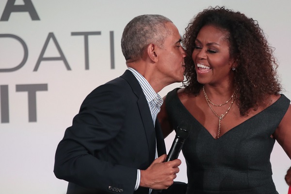 Obama kisses Michelle